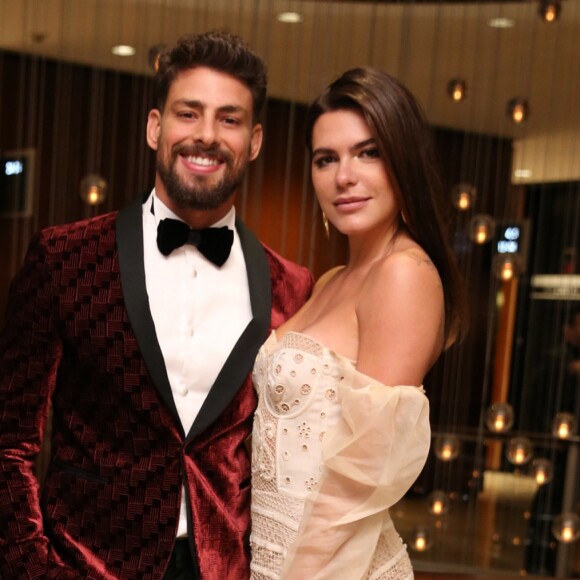 'Explica aí para a gente... Qual é o nome desse prato?', disse Cauã Reymond, questionando a namorada