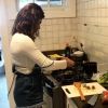 Cauã Reymond filma a namorada, Mariana Goldfarb, cozinhando nesta segunda-feira, dia 11 de maio de 2018