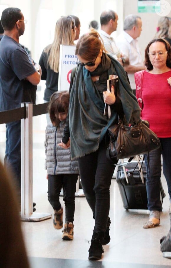 Débora Falabella desembarca com a filha, Nina, no aeroporto de Congonhas, em São Paulo (16 de julho de 2014)