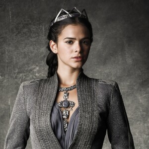 Catarina (Bruna Marquezine) beija e tira a roupa de Afonso (Romulo Estrela) quando ele tiver dormindo nos próximos capítulos da novela 'Deus Salve o Rei': 'Não foi exatamente assim que imaginei nossa primeira noite, mas espero que esta seja a primeira de muitas'