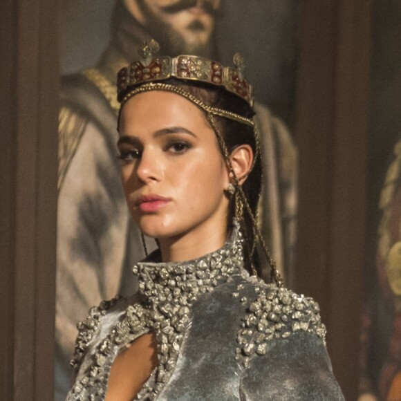 Catarina (Bruna Marquezine) arma para Afonso (Romulo Estrela) achar que a engravidou nos próximos capítulos da novela 'Deus Salve o Rei'