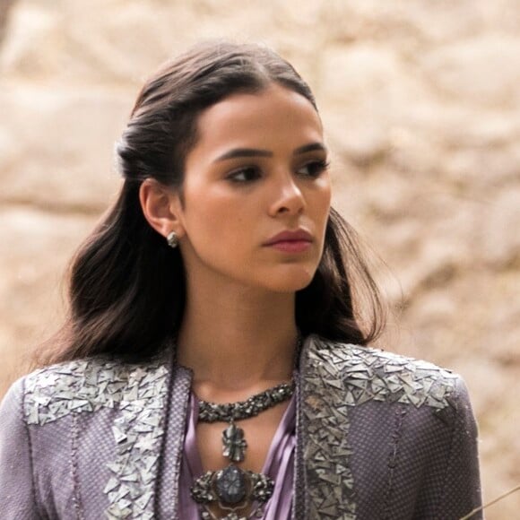 Catarina (Bruna Marquezine) se desespera quando descobre estar grávida de Otávio (Alexandre Borges) nos próximos capítulos da novela 'Deus Salve o Rei': 'A única saída é levar Afonso (Romulo Estrela) para cama o mais rápido possível! E então convencer a todos, principalmente o próprio Afonso, que esse filho é dele'