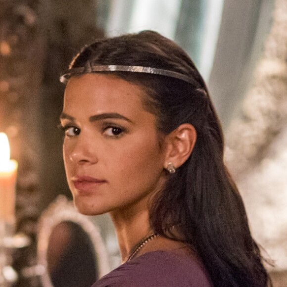 Catarina (Bruna Marquezine) consegue se casar com Afonso (Romulo Estrela) e arma contra o marido nos próximos capítulos da novela 'Deus Salve o Rei'