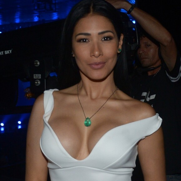 Simaria homenageia marido com foto dos dois abraçados de topless nesta terça-feira, dia 12 de junho de 2018