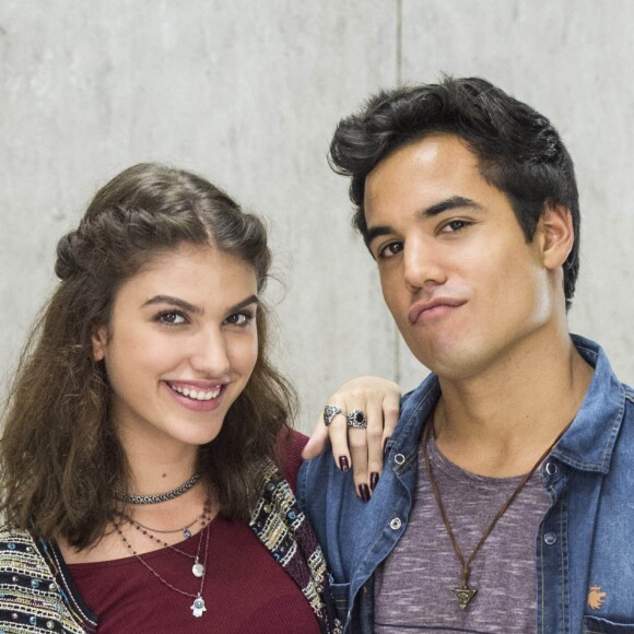 Bruno Gadiol e Giovanna Grigio protagonizaram uma pegadinha para os fãs no dia da Mentira
