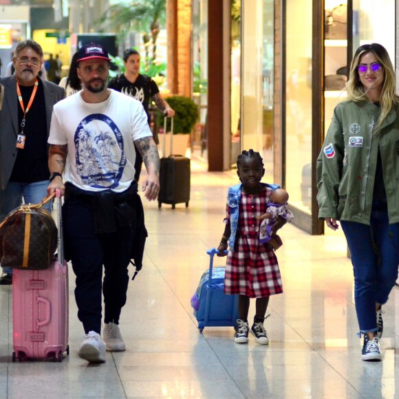 Filha de Bruno Gagliasso e Giovanna Ewbank, Títi segurava uma boneca no colo