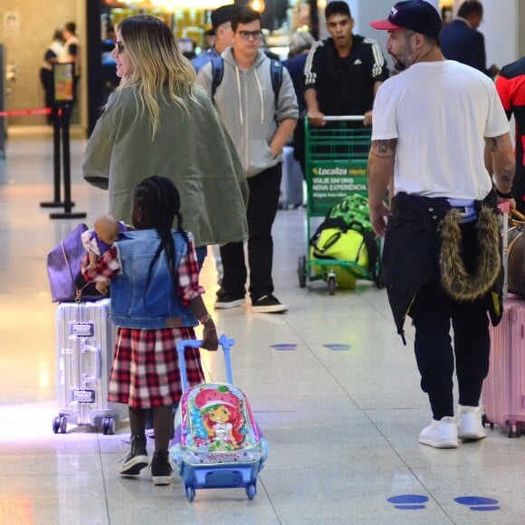 Bruno Gagliasso foi fotografado com a família em um aeroporto do Rio