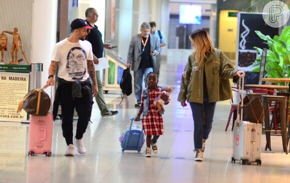 Bruno Gagliasso, Giovanna Ewbank e a filha,Títi, foram clicados em um aeroporto carioca