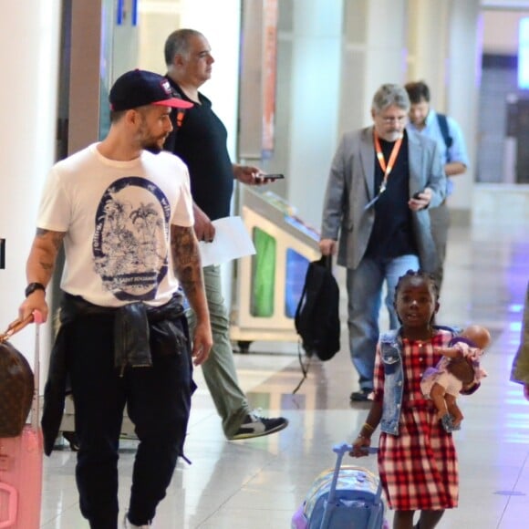 Bruno Gagliasso, Giovanna Ewbank e a filha,Títi, foram clicados em um aeroporto carioca