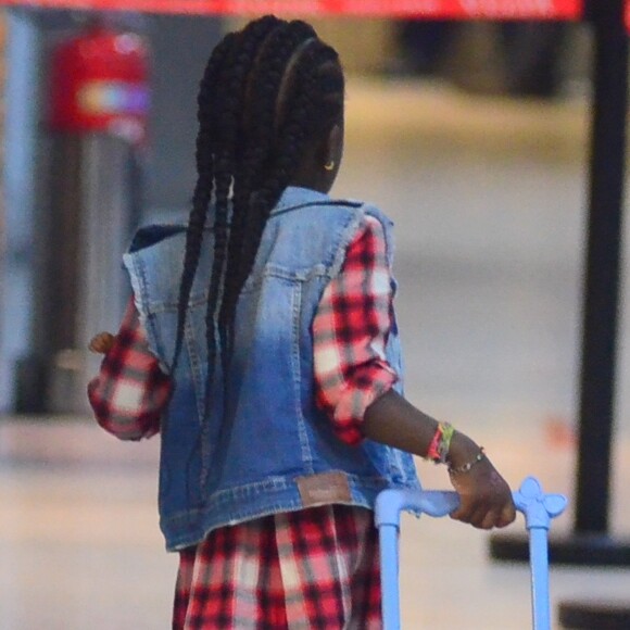 Filha de Bruno Gagliasso e Giovanna Ewbank, Títi combinou vestido quadriculado com colete jeans