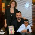 Leandra Leal e o marido, Alê Youssef, com a filha, Julia, no lançamento do primeiro livro do  produtor cultural nesta quinta-feira, 14 de junho de 2018, no Rio 