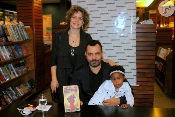 Leandra Leal e o marido, Alê Youssef, com a filha, Julia, no lançamento do primeiro livro do produtor cultural nesta quinta-feira, 14 de junho de 2018, no Rio