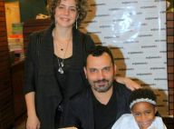 Leandra Leal e o marido, Alê Youssef, posam com a filha em lançamento de livro