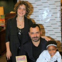 Leandra Leal e o marido, Alê Youssef, posam com a filha em lançamento de livro