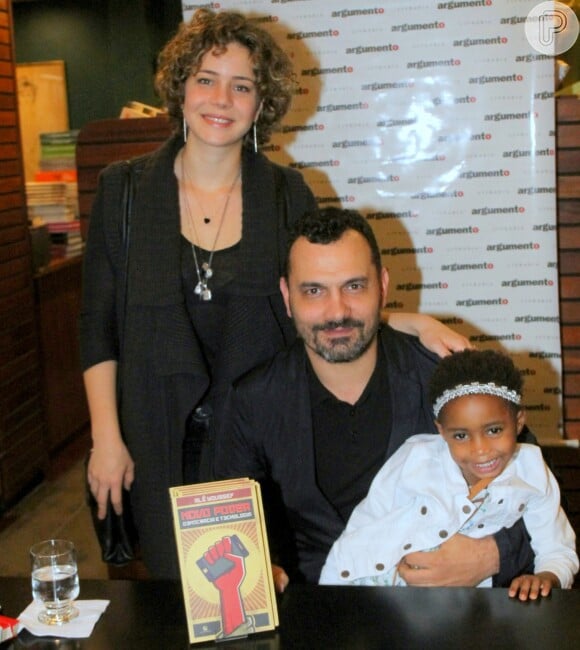 Leandra Leal e o marido, Alê Youssef, posaram com a filha, Julia, no lançamento do primeiro livro do produtor cultural, nesta quinta-feira, 14 de junho de 2018, no Rio de Janeiro