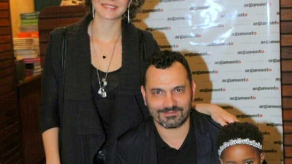 Leandra Leal e o marido, Alê Youssef, posam com a filha em lançamento de livro