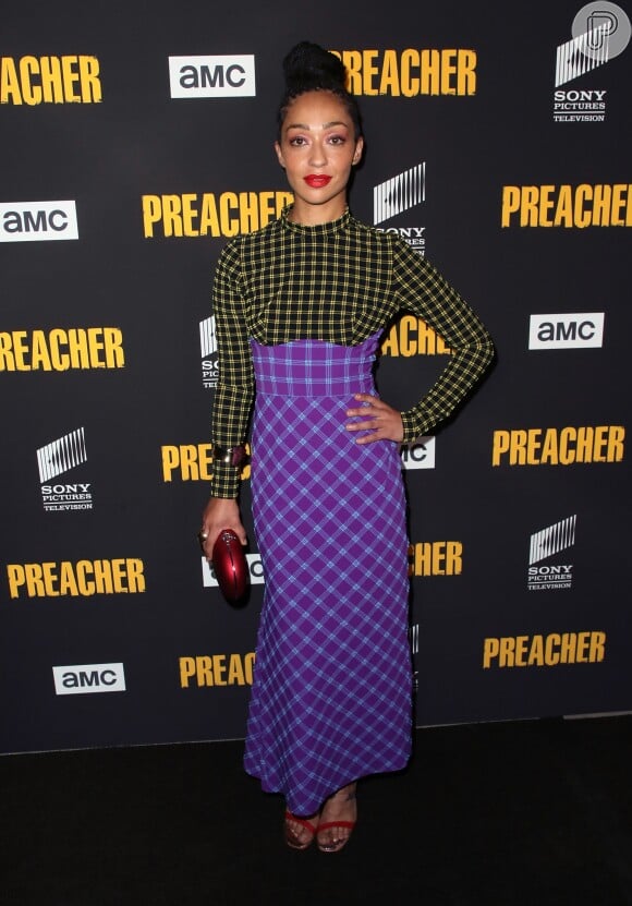 Ruth Negga exibiu estilo ao combinar quadriculados em diferentes padronagens e cores na première da terceira temporada da série 'Preacher', da emissora AMC, em Los Angeles, na Califórnia, nesta quinta-feira, 14 de junho de 2018