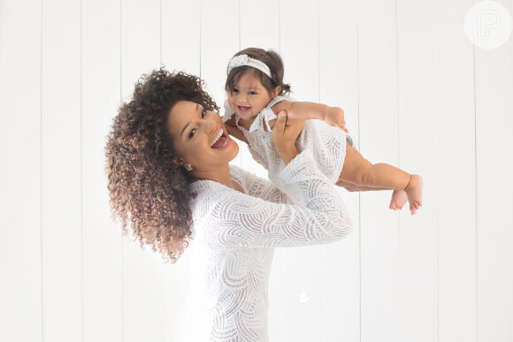Juliana Alves falou sobre a rotina com a filha, Yolanda, de 8 meses