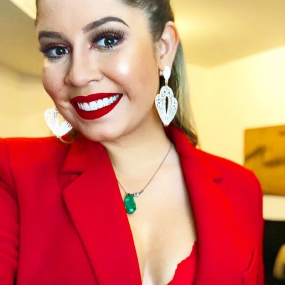 Marília Mendonça apostou em look vermelho com lingerie à mostra e blazer decotado nesta sexta-feira, dia 15 de junho de 2018