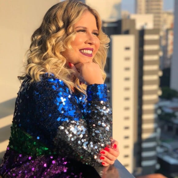 'Está cada dia mais deusa, hein. Pisa', escreveu o comediante Marcus Majella para Marília Mendonça em foto com look ousado