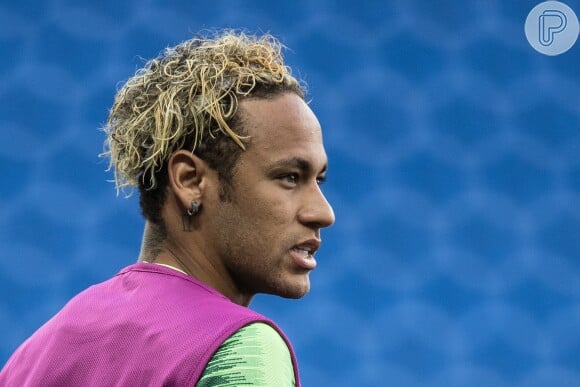 Cabelo loiro de Neymar, prestes a jogar com o Brasil na Copa do Mundo, gerou comentários na internet