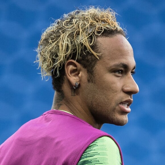 Cabelo loiro de Neymar, prestes a jogar com o Brasil na Copa do Mundo, gerou comentários na internet