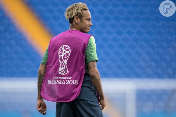 Foto: Loiro, Neymar prendeu cabelo com elástico em treino na