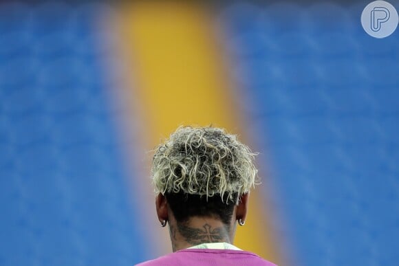 Loiro, Neymar prendeu cabelo com elástico em treino na Rússia, onde o Brasil disputa a Copa do Mundo de 2018