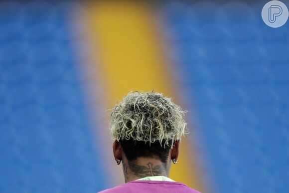 Foto: Loiro, Neymar prendeu cabelo com elástico em treino na