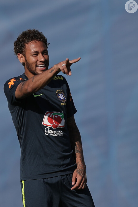 Foto: Loiro, Neymar prendeu cabelo com elástico em treino na