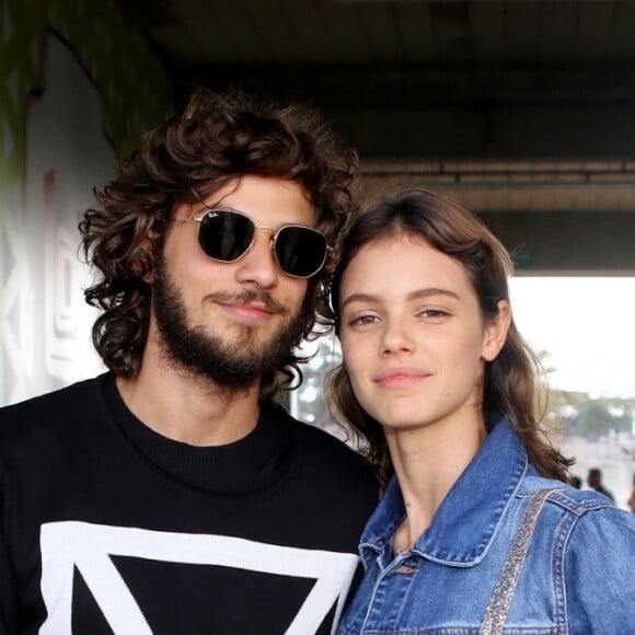 Durante o papo com Matheus Mazzafera, Laura Neiva topou passar um trote para Chay Suede