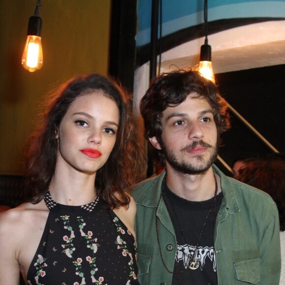 Laura Neiva disse a Chay Suede que pintaria os cabelos e os pelos pubianos de rosa