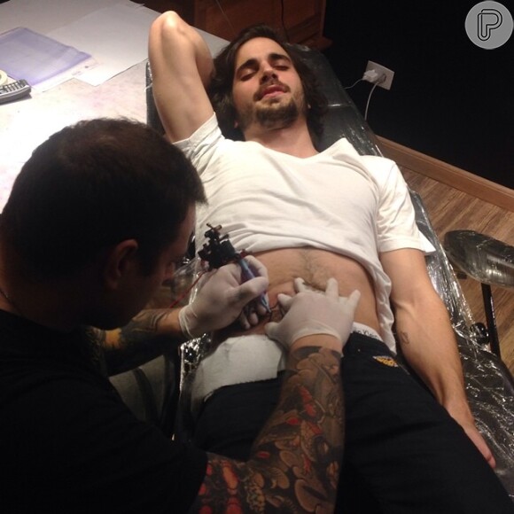 Fiuk tatua desenho de estrela na barriga (16 de julho de 2014)