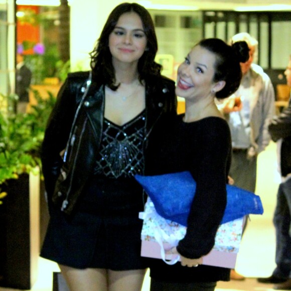 Bruna Marquezine teve a companhia da amiga Fernanda Souza para ver o namorado, Neymar, jogar pelo Brasil na Copa do Mundo