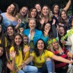Fernanda Souza ganha bolo de aniversário antecipado em festa com famosos