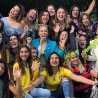 Fernanda Souza ganha bolo de aniversário antecipado em festa com famosos