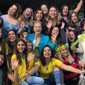 Fernanda Souza se reuniu a amigos famosos neste domingo, 17 de junho de 2018, para assistir a estreia no Brasil na Copa do Mundo