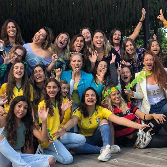 Fernanda Souza se reuniu a amigos famosos neste domingo, 17 de junho de 2018, para assistir a estreia no Brasil na Copa do Mundo