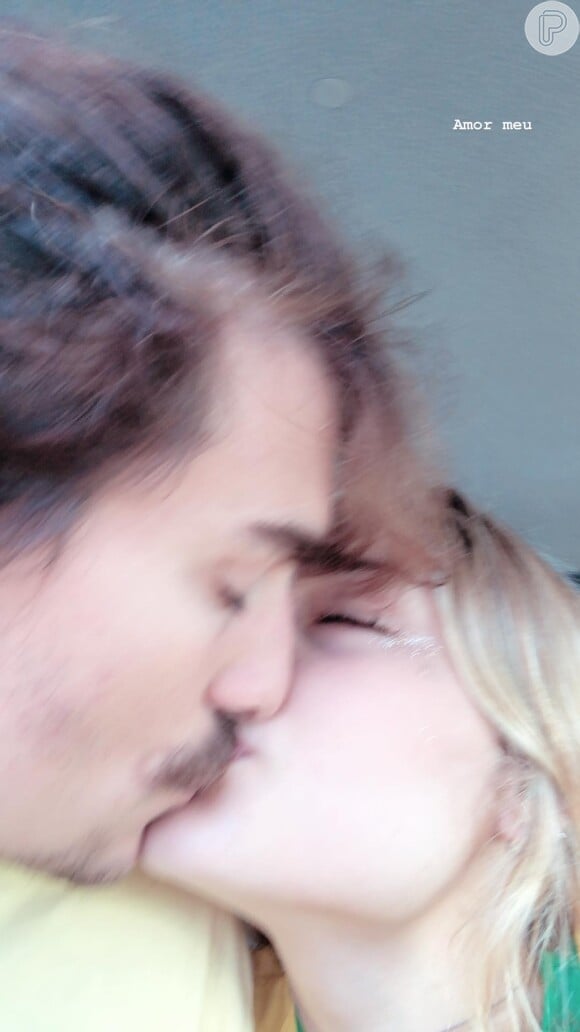 Sasha Meneghel compartilhou uma foto de beijo com o namorado, Bruno Montaleone, em seu Stories
