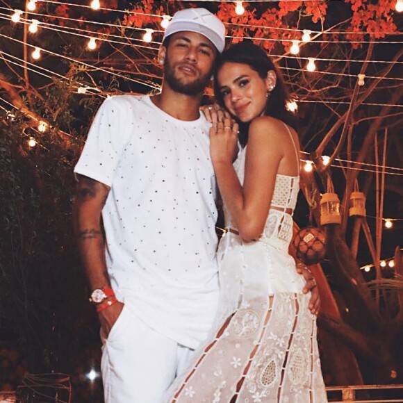 Bruna Marquezine fez homenagem ao namorado, Neymar, antes do primeiro jogo do Brasil na Copa do Mundo de 2018