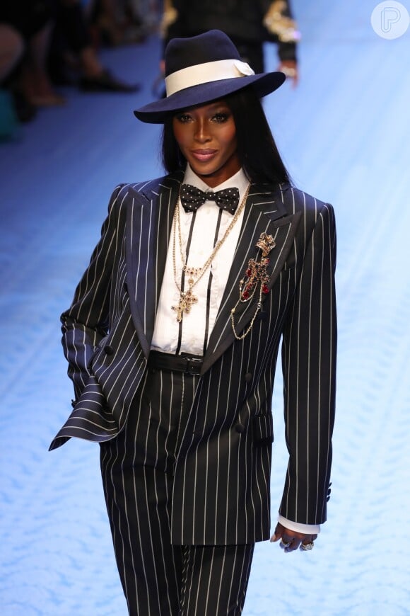 Naomi Campbell foi destaque ao passar pelas passarelas com um terninho listrado preto e branco