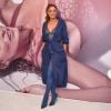 Tudo azul! Juliana Paes combina body, meia-calça e trench coat em evento de moda nesta segunda-feira, dia 18 de junho de 2018