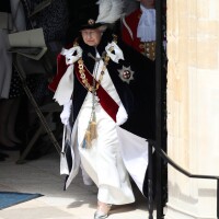 Rainha futurista! Elizabeth II aposta em acessórios metalizados em evento real