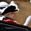 Rainha Elizabeth acena para o público na comemoração anual da Ordem da Jarreteira - a mais antiga ordem de cavalaria e sistema de honras britânico - em Londres