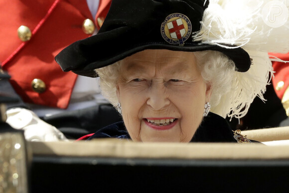 Rainha Elizabeth na comemoração anual da Ordem da Jarreteira - a mais antiga ordem de cavalaria e sistema de honras britânico - na Inglaterra