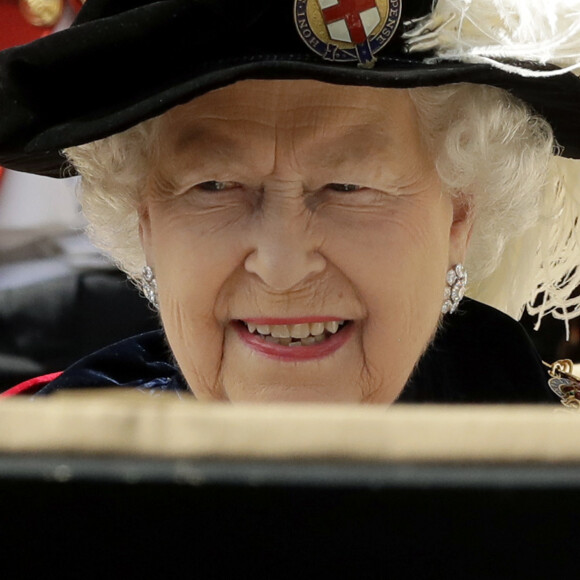 Rainha Elizabeth na comemoração anual da Ordem da Jarreteira - a mais antiga ordem de cavalaria e sistema de honras britânico - na Inglaterra