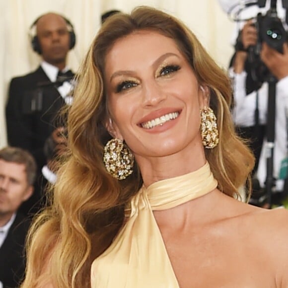 Gisele Bündchen é canceriana, nascida em 20 de julho de 1980 na cidade de Três de Maio, no Rio Grande do Sul 