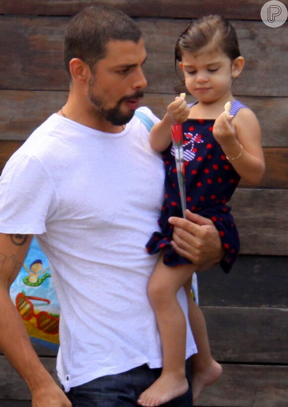 Cauã Reymond passou o dia com a filha, Sofia, na nova escola, nesta quinta, 17 de julho de 2014