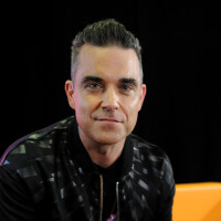 Robbie Williams justifica gesto obsceno em abertura da Copa:'Estava sob pressão'