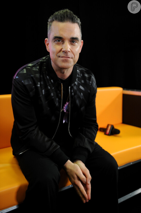 Robbie Williams justifica gesto obsceno em abertura da Copa em programa de TV nesta terça-feira, dia 19 de junho de 2018